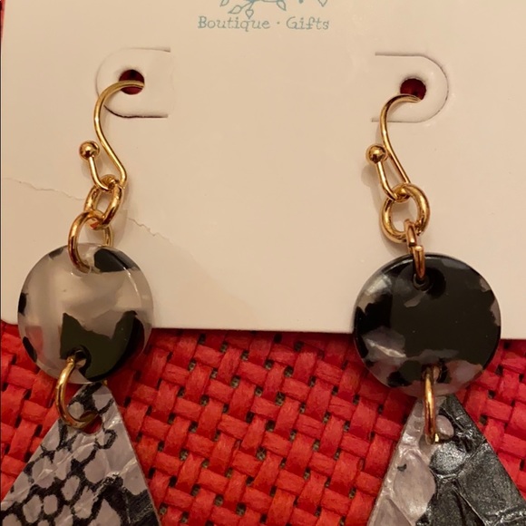 Black and gray snake print leather earrings - Picture 3 of 3
